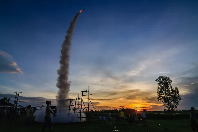 Tên lửa tự chế phát nổ tại lễ hội tên lửa ở Thái Lan, người bị thương nằm la liệt - Ảnh 1.