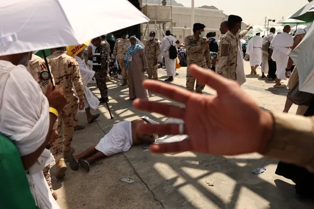 Ít nhất 550 người hành hương thiệt mạng do nắng nóng gay gắt trong lễ hành hương Hajj - Ảnh 1.