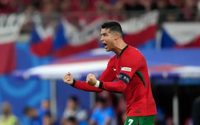 Ronaldo lập kỷ lục khó phá ở Euro - Ảnh 2.