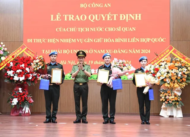 Trao quyết định của Chủ tịch nước cho 3 sĩ quan công an làm nhiệm vụ gìn giữ hoà bình LHQ - Ảnh 1.