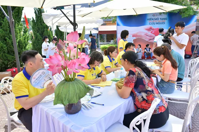 Hàng trăm người dân Nam Định đăng ký hiến tặng giác mạc - Ảnh 1.