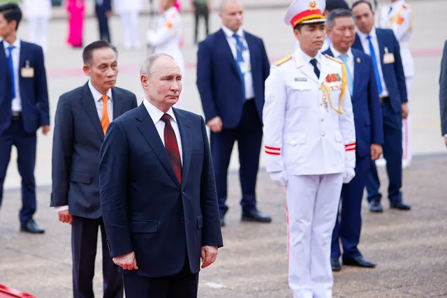 Tổng thống Nga Vladimir Putin vào Lăng viếng Chủ tịch Hồ Chí Minh - Ảnh 4.