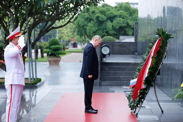 Tổng thống Nga Vladimir Putin vào Lăng viếng Chủ tịch Hồ Chí Minh - Ảnh 3.