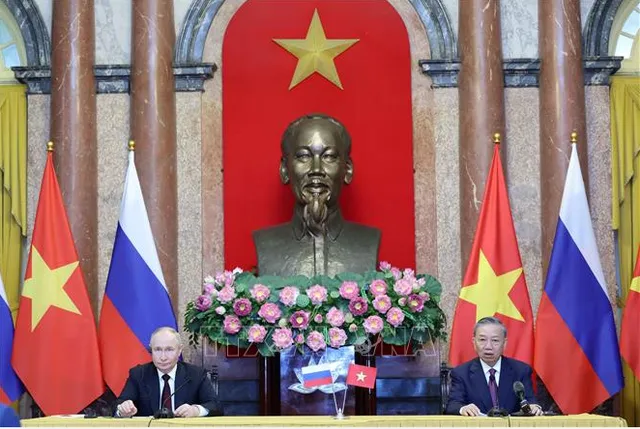 Chủ tịch nước Tô Lâm và Tổng thống Nga Vladimir Putin gặp gỡ báo chí - Ảnh 1.