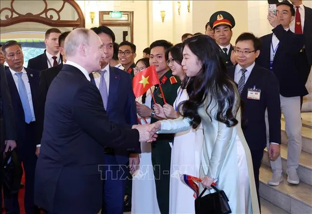 Chủ tịch nước Tô Lâm và Tổng thống Vladimir Putin gặp gỡ cựu sinh viên Việt Nam học ở Nga - Ảnh 1.