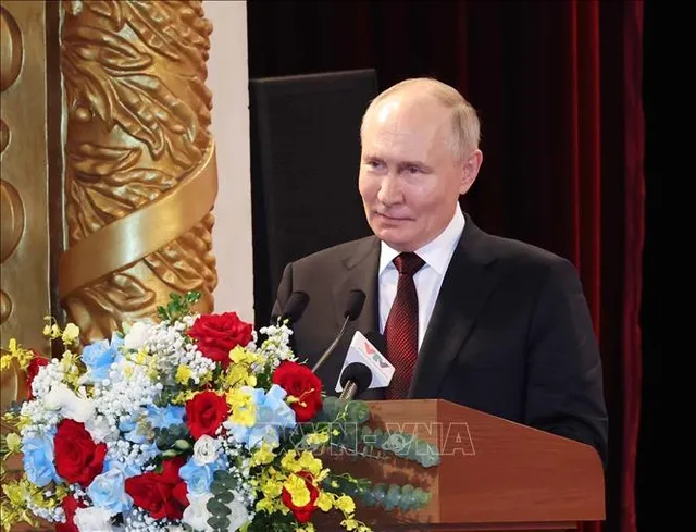Chủ tịch nước Tô Lâm và Tổng thống Vladimir Putin gặp gỡ cựu sinh viên Việt Nam học ở Nga - Ảnh 3.