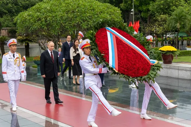 Tổng thống Nga Vladimir Putin vào Lăng viếng Chủ tịch Hồ Chí Minh - Ảnh 5.