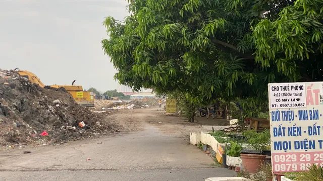 TP Hồ Chí Minh: Người dân sống gần kênh Tham Lương vẫn chịu trận vì mùi hôi và rác thải - Ảnh 3.