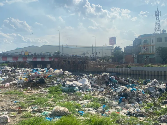 TP Hồ Chí Minh: Người dân sống gần kênh Tham Lương vẫn chịu trận vì mùi hôi và rác thải - Ảnh 2.