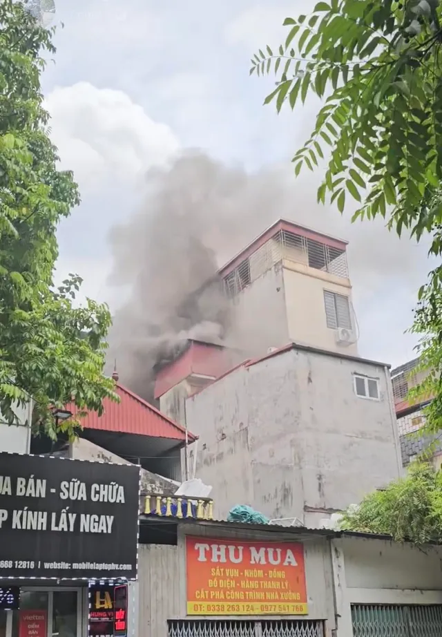 Cháy nhà 3 tầng ở phố Nguyễn Khang (Hà Nội) - Ảnh 1.