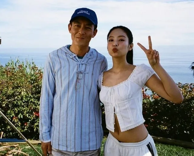 Jennie (BLACKPINK) chụp ảnh cùng Trần Quán Hy gây xôn xao mạng xã hội - Ảnh 1.