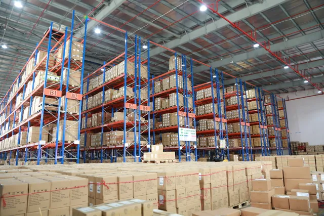 Sàn thương mại điện tử tự đầu tư logistics để củng cố thị phần - Ảnh 1.