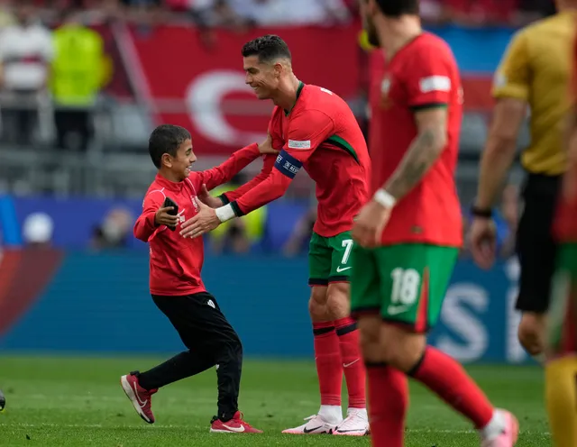 Cristiano Ronaldo ‘may mắn’ không gặp nguy hiểm sau khi bị người hâm mộ xin chụp ảnh - Ảnh 1.