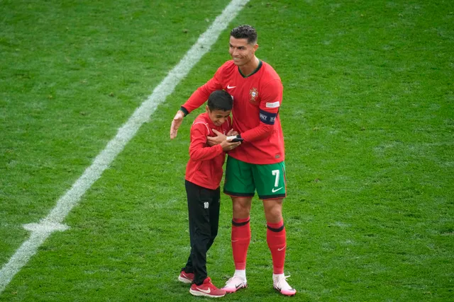 Cristiano Ronaldo ‘may mắn’ không gặp nguy hiểm sau khi bị người hâm mộ xin chụp ảnh - Ảnh 2.