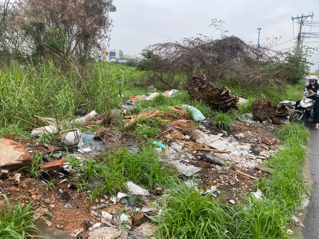 TP Hồ Chí Minh: Nở rộ bãi rác tự phát ngay gần nút giao trọng điểm của TP Thủ Đức - Ảnh 3.