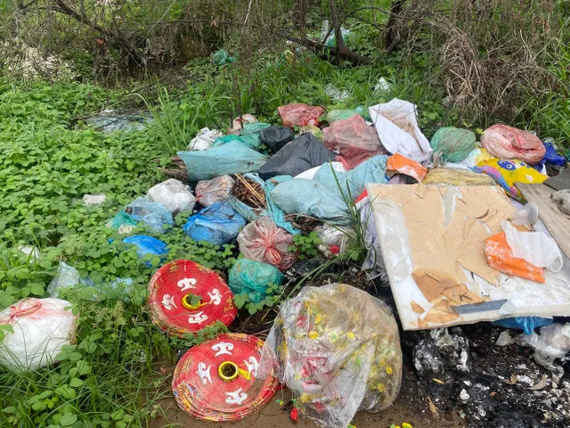 TP Hồ Chí Minh: Nở rộ bãi rác tự phát ngay gần nút giao trọng điểm của TP Thủ Đức - Ảnh 4.