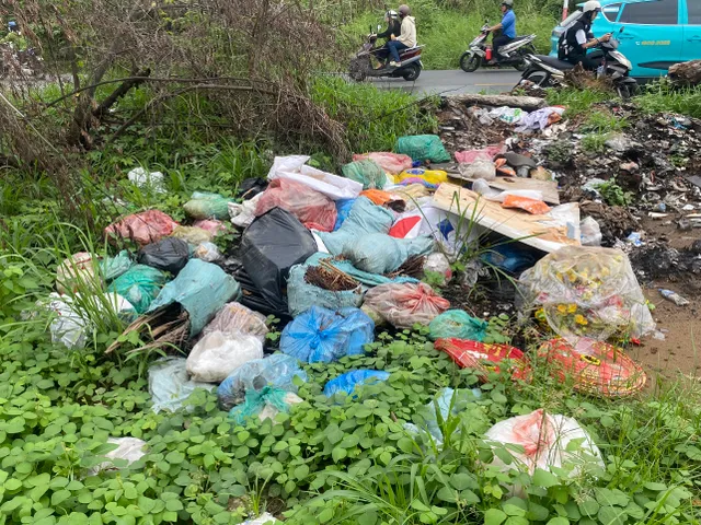 TP Hồ Chí Minh: Nở rộ bãi rác tự phát ngay gần nút giao trọng điểm của TP Thủ Đức - Ảnh 9.