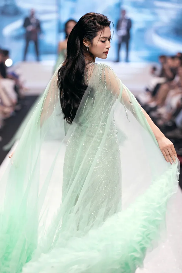 Đương kim Hoa hậu và Nam vương thế giới tỏa sáng trong các thiết kế Việt Nam - Ảnh 4.