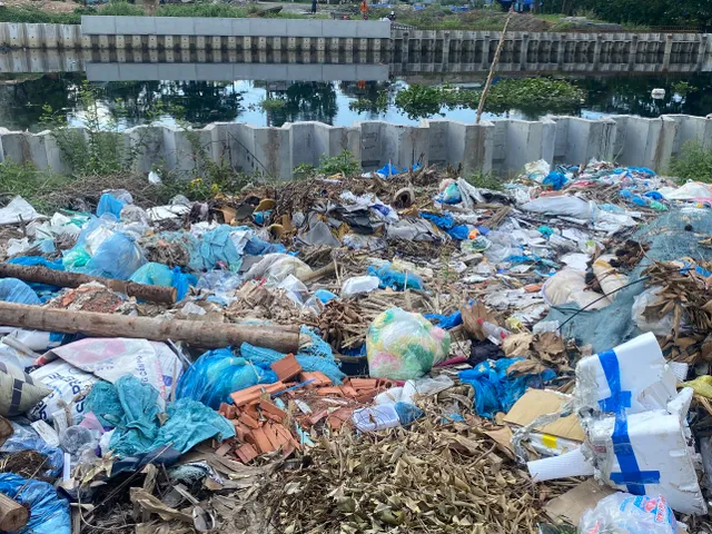 TP Hồ Chí Minh: Núi rác thải dưới chân cầu Trường Đai chất đống, gây ô nhiễm - Ảnh 3.