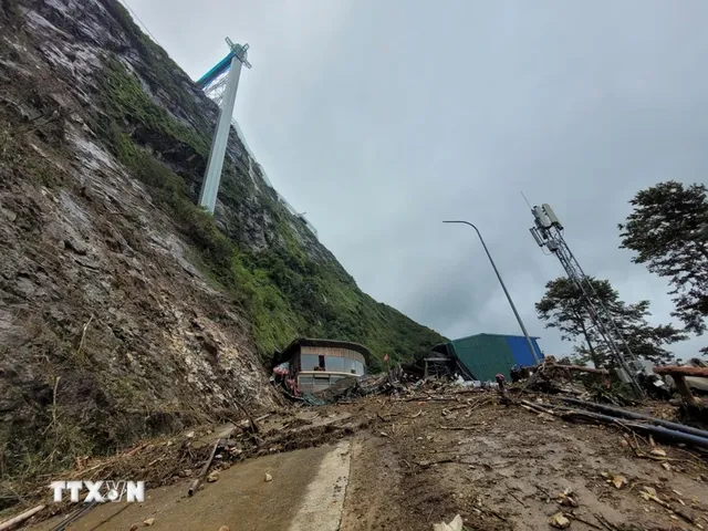 Mưa lớn gây sạt lở đường lên Khu du lịch Cầu kính Rồng Mây, Lai Châu - Ảnh 1.