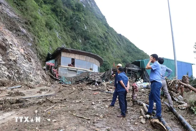 Mưa lớn gây sạt lở đường lên Khu du lịch Cầu kính Rồng Mây, Lai Châu - Ảnh 2.