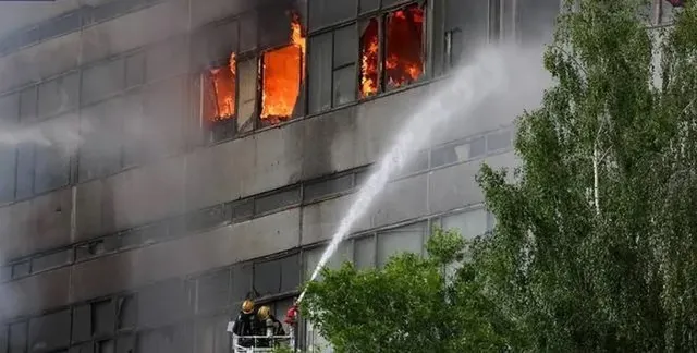Cháy lớn tại một tòa nhà cao tầng ở Nga, nhiều người thiệt mạng - Ảnh 1.