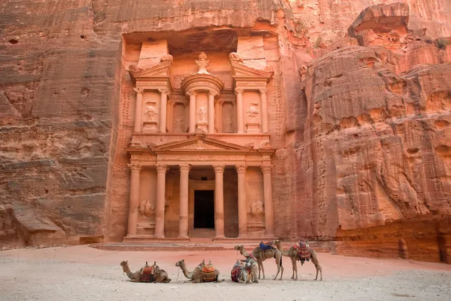 Độc đáo thành phố đá Petra - Ảnh 1.