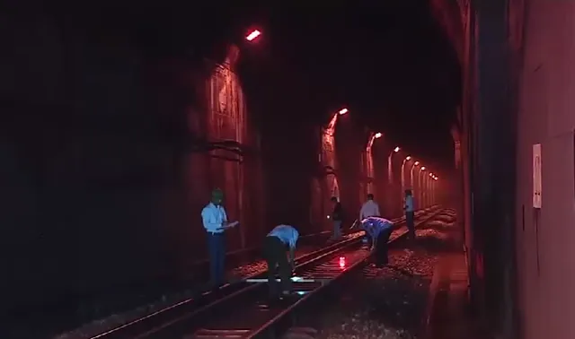 Hầm đường sắt Hà Nội - Đồng Đăng xuống cấp, rò rỉ nước - Ảnh 1.