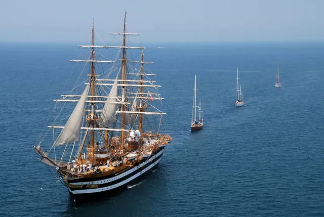 Chuyến đi vòng quanh trái đất của thuyền buồm cổ đẹp nhất thế giới - Ảnh 1.