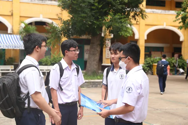 Khoảng 90.000 học sinh TP Hồ Chí Minh làm thủ tục dự thi tốt nghiệp THPT - Ảnh 5.