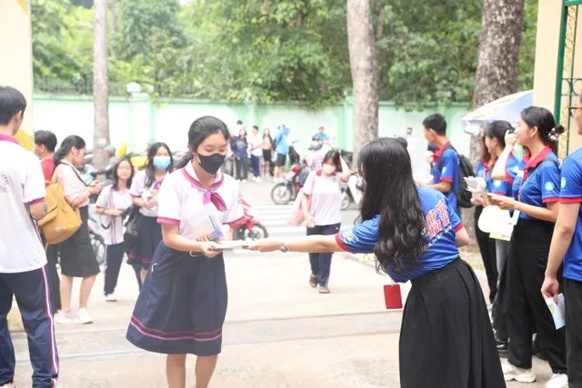 Khoảng 90.000 học sinh TP Hồ Chí Minh làm thủ tục dự thi tốt nghiệp THPT - Ảnh 4.