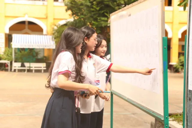 Khoảng 90.000 học sinh TP Hồ Chí Minh làm thủ tục dự thi tốt nghiệp THPT - Ảnh 6.