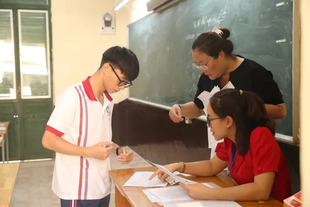 Khoảng 90.000 học sinh TP Hồ Chí Minh làm thủ tục dự thi tốt nghiệp THPT - Ảnh 8.