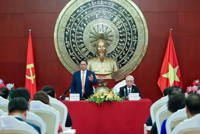 Thủ tướng Phạm Minh Chính gặp gỡ cán bộ, nhân viên các cơ quan đại diện Việt Nam tại Trung Quốc - Ảnh 1.