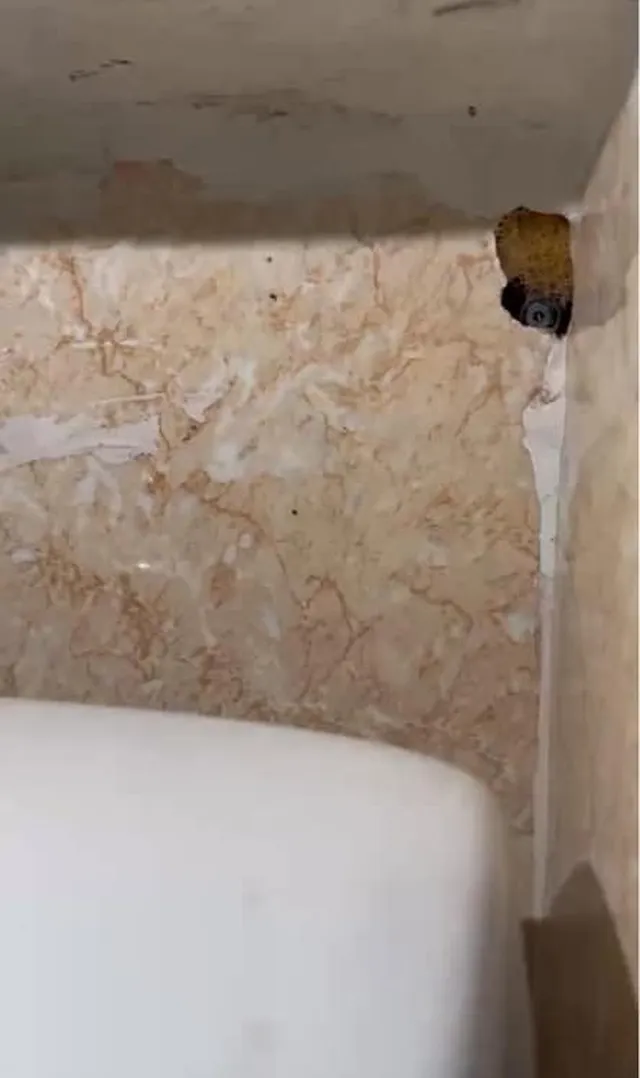 Nữ sinh Hà Nội hốt hoảng khi phát hiện camera quay lén trong phòng tắm - Ảnh 1.