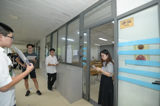 thí sinh Hà Nội tự tin sẵn sàng vào phòng làm thủ tục dự thi kỳ thi THPT Quốc Gia - Ảnh 7.