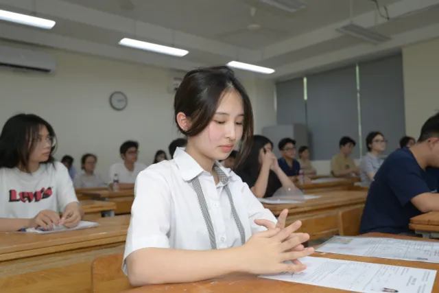 thí sinh Hà Nội tự tin sẵn sàng vào phòng làm thủ tục dự thi kỳ thi THPT Quốc Gia - Ảnh 8.