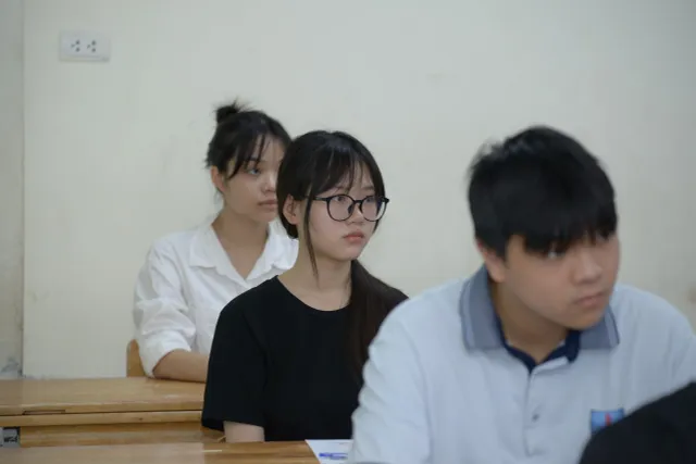 thí sinh Hà Nội tự tin sẵn sàng vào phòng làm thủ tục dự thi kỳ thi THPT Quốc Gia - Ảnh 10.