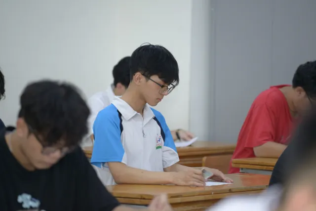 thí sinh Hà Nội tự tin sẵn sàng vào phòng làm thủ tục dự thi kỳ thi THPT Quốc Gia - Ảnh 9.