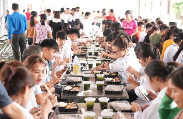 Hà Nội: Hàng nghìn suất ăn yêu thương” tiếp sức cho thí sinh tại huyện Ứng Hòa - Ảnh 4.