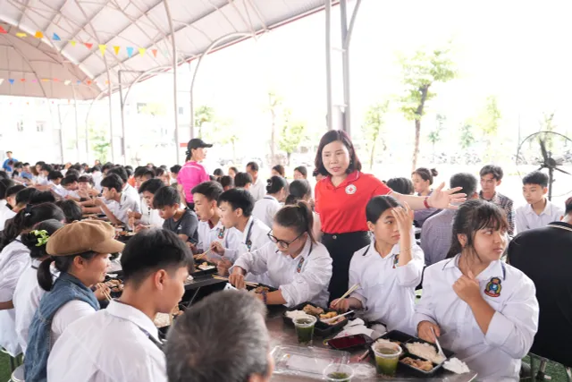 Hà Nội: Hàng nghìn suất ăn yêu thương” tiếp sức cho thí sinh tại huyện Ứng Hòa - Ảnh 1.
