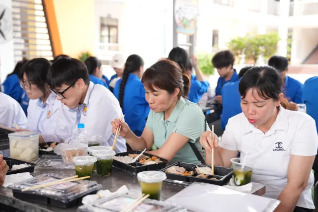 Hà Nội: Hàng nghìn suất ăn yêu thương” tiếp sức cho thí sinh tại huyện Ứng Hòa - Ảnh 3.