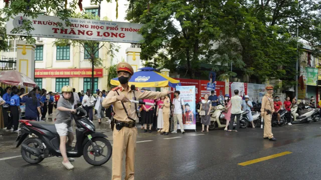 CSGT Hà Nội tiếp sức thí sinh từ sáng sớm - Ảnh 18.
