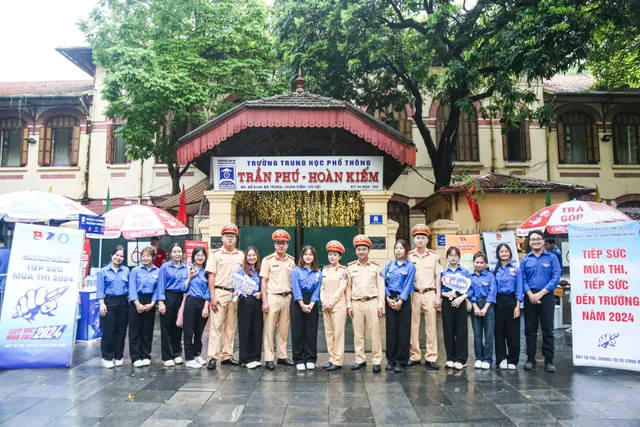 CSGT Hà Nội tiếp sức thí sinh từ sáng sớm - Ảnh 14.