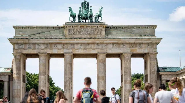 Người nước ngoài định cư tại Đức đủ 5 năm liền có thể xin nhập quốc tịch - Ảnh 1.