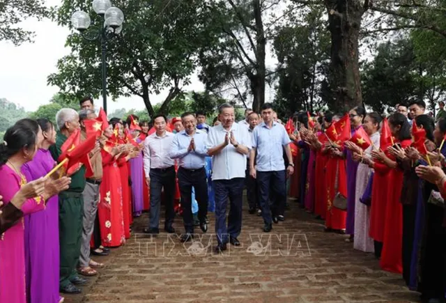 Chủ tịch nước Tô Lâm thăm nhân dân làng cổ Đường Lâm - Ảnh 1.