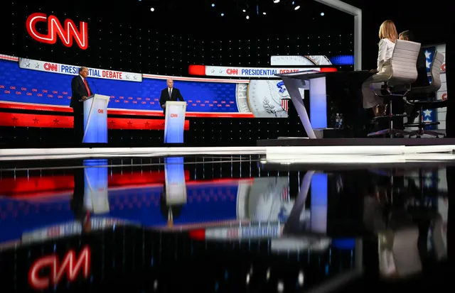 Cuộc tranh luận đầu tiên đầy căng thẳng giữa hai ứng cử viên Tổng thống Mỹ - Ảnh 2.
