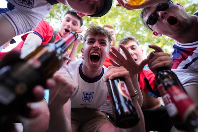 Anh vs Slovakia: CĐV Anh tiếp tục bị hạn chế đồ uống có cồn - Ảnh 1.