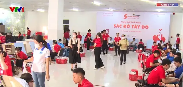 Ngày hội “Sắc đỏ Tây Đô” thu hút hơn 700 người đăng ký hiến máu - Ảnh 2.