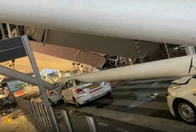 Sập mái che tại sân bay chính của thủ đô New Delhi (Ấn Độ), 1 người thiệt mạng - Ảnh 1.